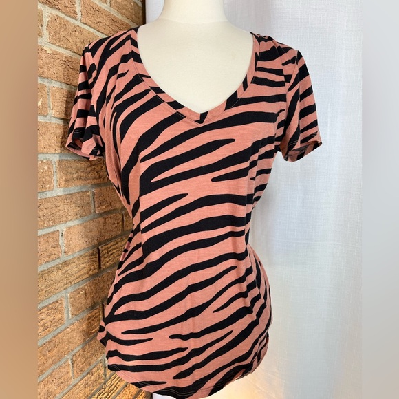 PINK Victoria's Secret Tops - Victoria's Secret Pink V-neck short-sleeve T-shirt Salmon/black Tiger print - L